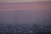 Eiffel Tower in smog